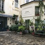 Paris-Sur-Seine-Chez-Caroline